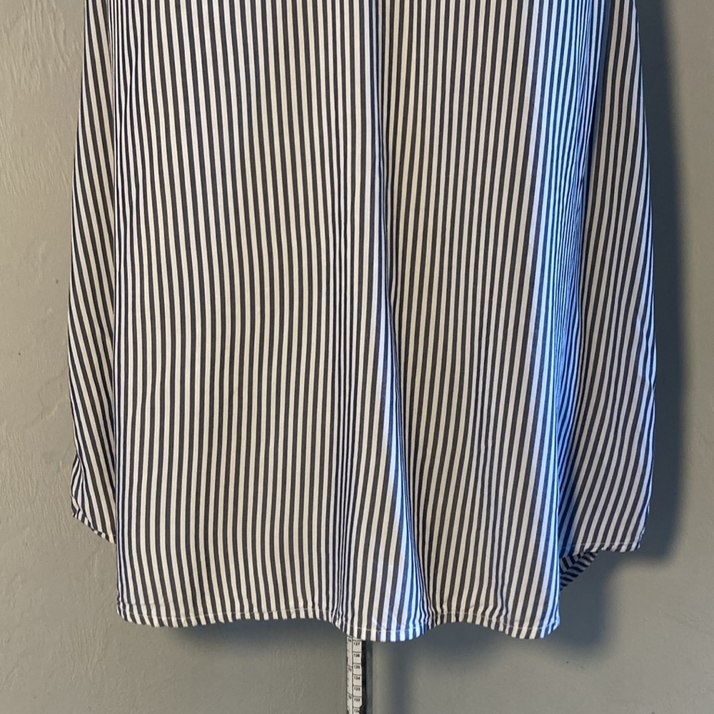 Old Navy Striped Sleeveless V-neck Top - Picture 3 of 16